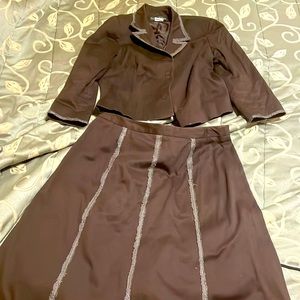 Skirt suit